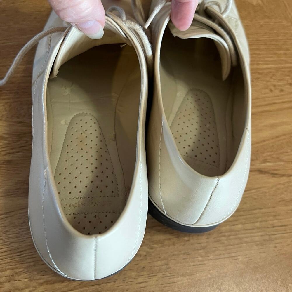 Easy Spirit FreeNEasy size 7 lace-up leather shoes. Light creamy tan/beige. - Picture 3 of 8